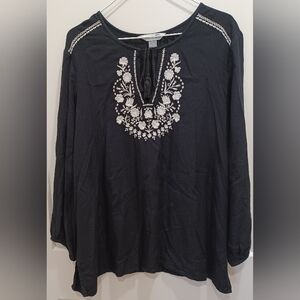 Old Navy Womens XL Black With White Floral Embroidery. Shirt Is Rayon